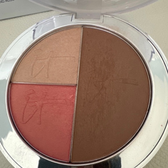 IT Cosmetics Live, Love, Laugh Vitality Face Disc - Picture 3 of 3